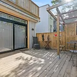 Bright Chic Getaway In The Heart Of The City