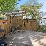 Bright Chic Getaway In The Heart Of The City